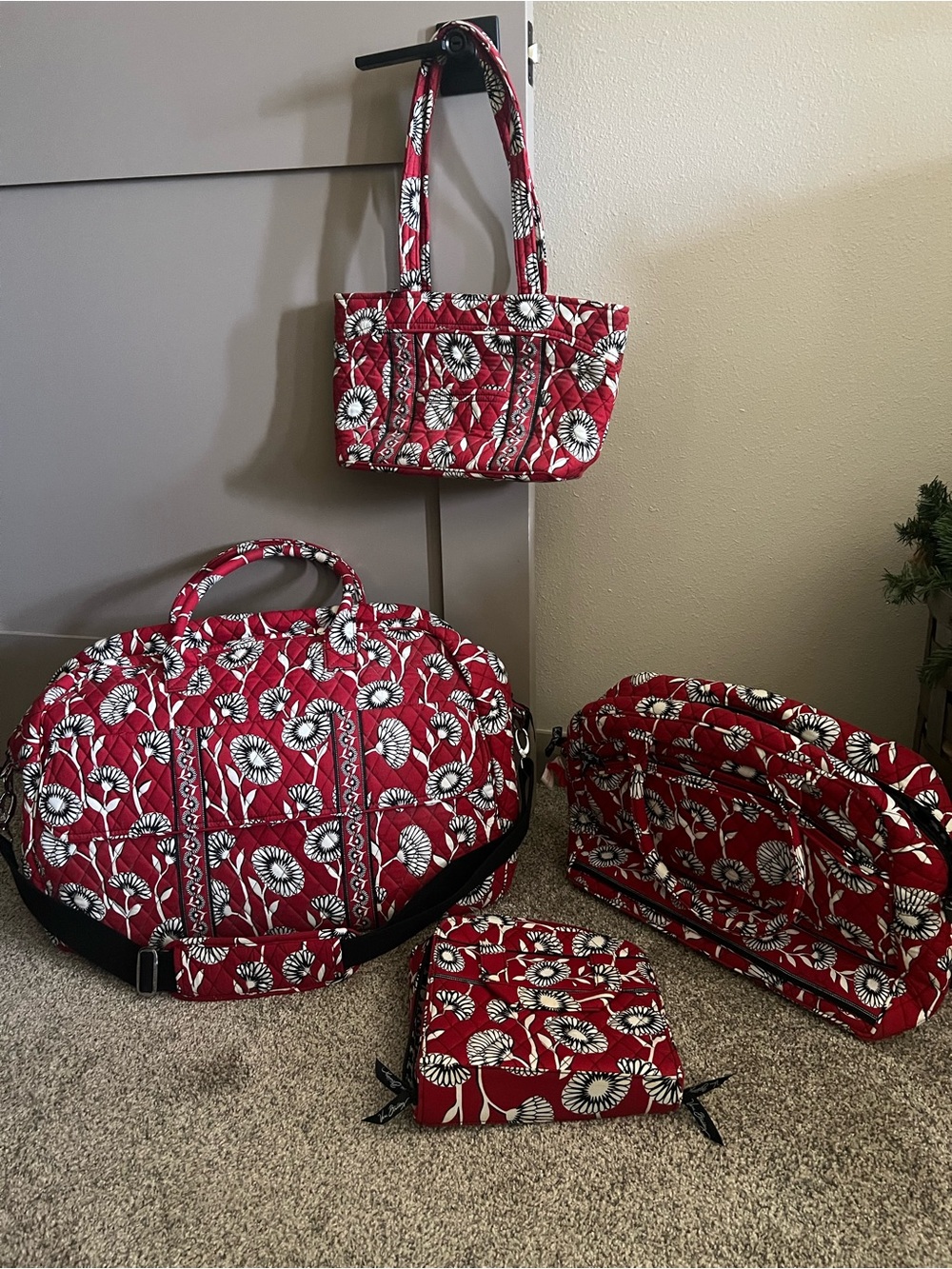 Vera Bradley Deco Daisy Travel Bag 4  Piece Set